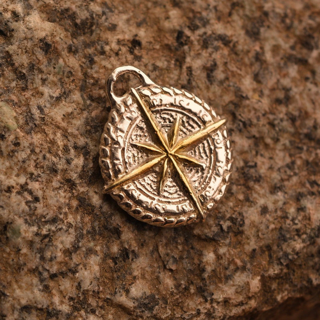 Сребърен медальон 925 „Компас“ – талисман за посока, закрила и вътрешна сила | Ръчно полирано със златни акценти | Бохо – рустик – скулптурно бижу | Арт Дива