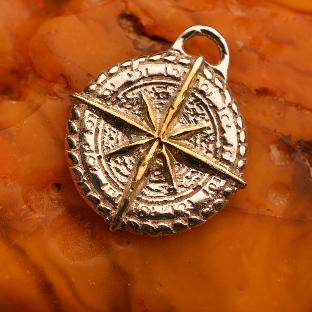 Сребърен медальон 925 „Компас“ – талисман за посока, закрила и вътрешна сила | Ръчно полирано със златни акценти | Бохо – рустик – скулптурно бижу | Арт Дива