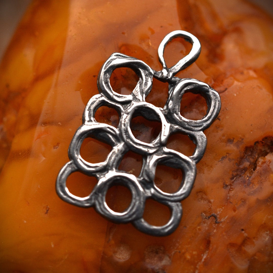 Сребърен медальон 925 „Геометрични кръгове“ – талисман на хармонията, движението и творческата свобода | Бохо – рустик – скулптурно бижу | Арт Дива