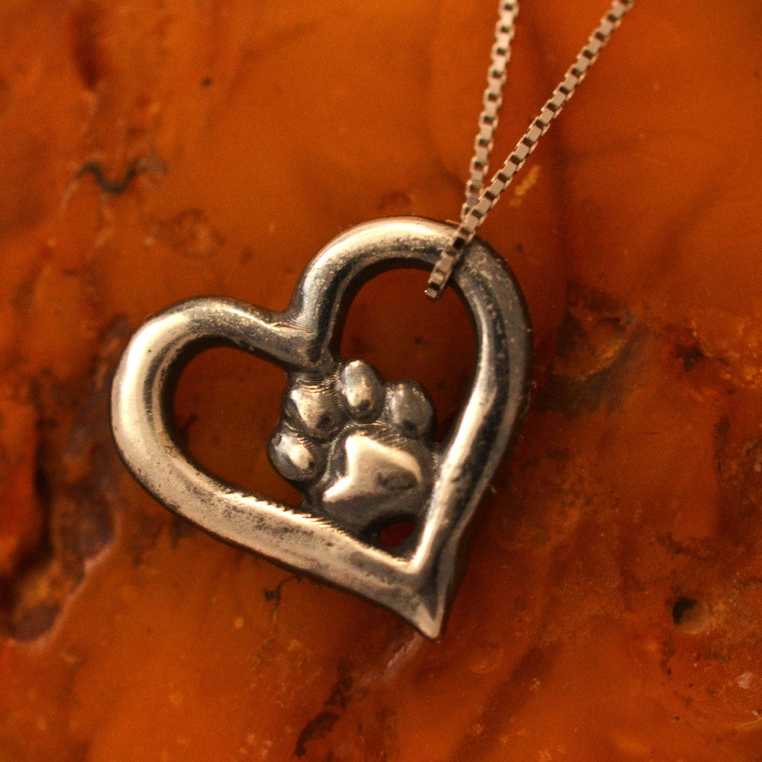 Сребърен медальон 925 „Сърце и лапичка“ – талисман на любовта към животните | Бохо – рустик – скулптурно бижу | Арт Дива