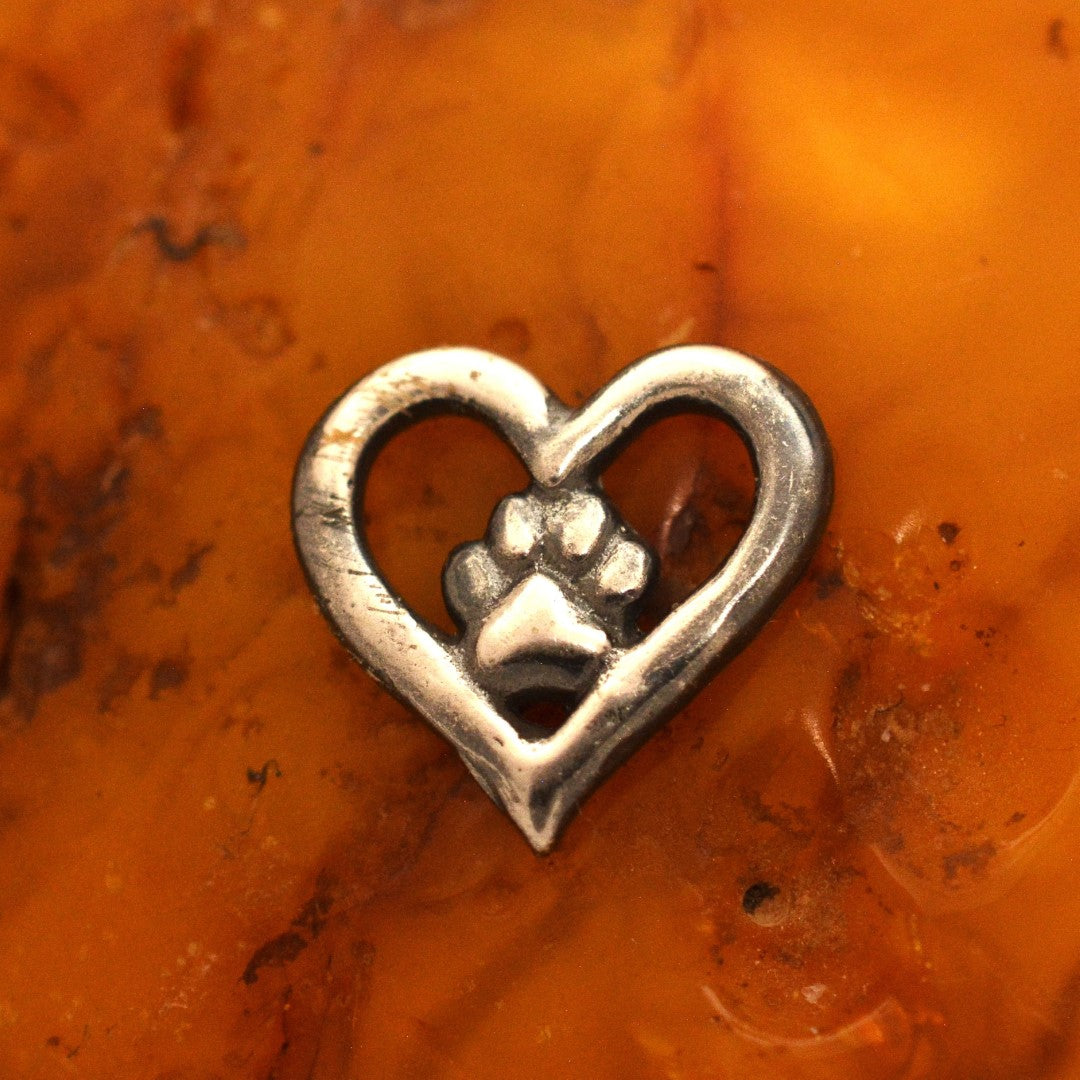 Сребърен медальон 925 „Сърце и лапичка“ – талисман на любовта към животните | Бохо – рустик – скулптурно бижу | Арт Дива