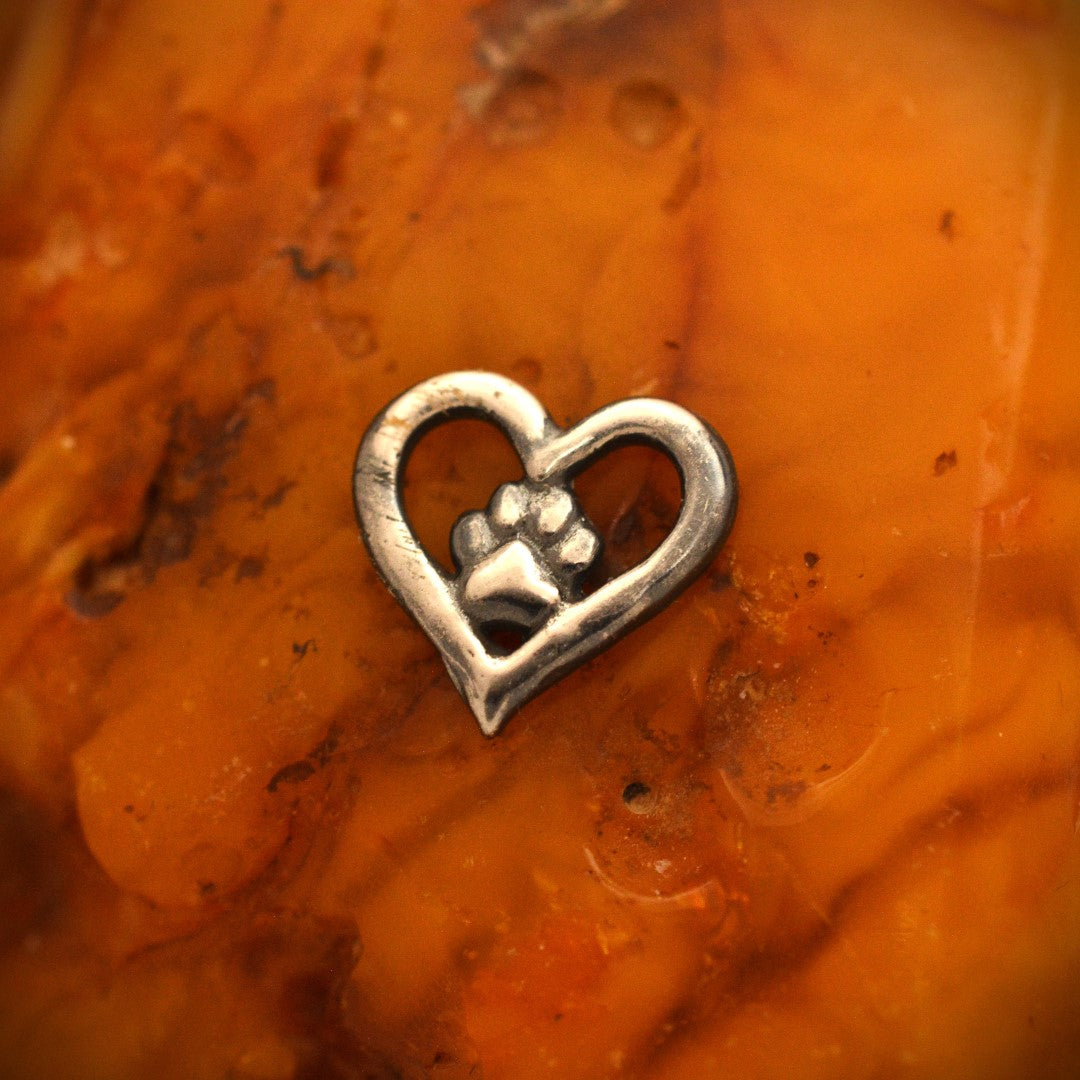 Сребърен медальон 925 „Сърце и лапичка“ – талисман на любовта към животните | Бохо – рустик – скулптурно бижу | Арт Дива