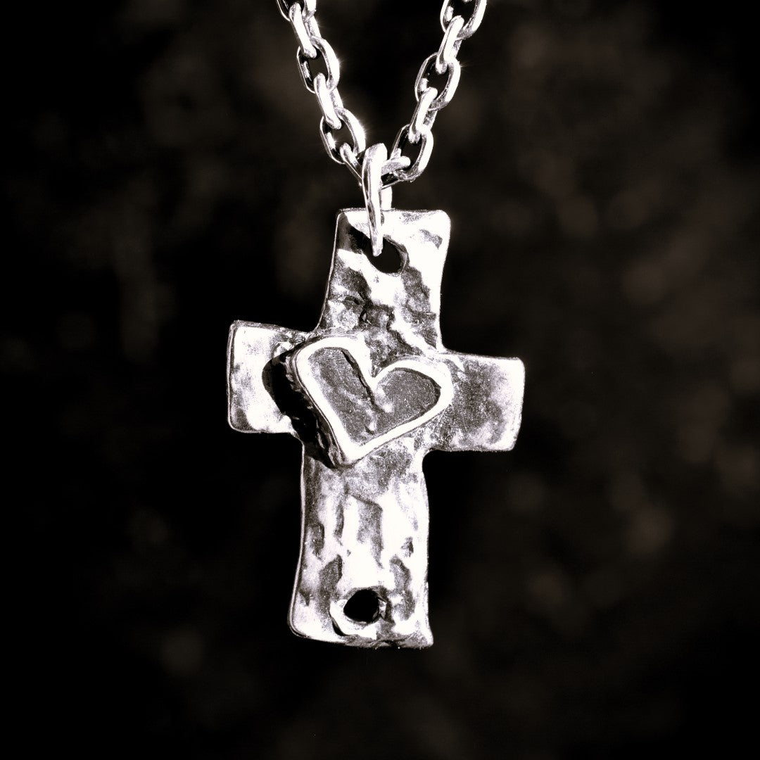 Сребърен медальон 925 „Голям масивен мъжки кръст със сърце“ – талисман на силата, вярата и закрилата | Бохо – рустик – скулптурно бижу | Арт Дива