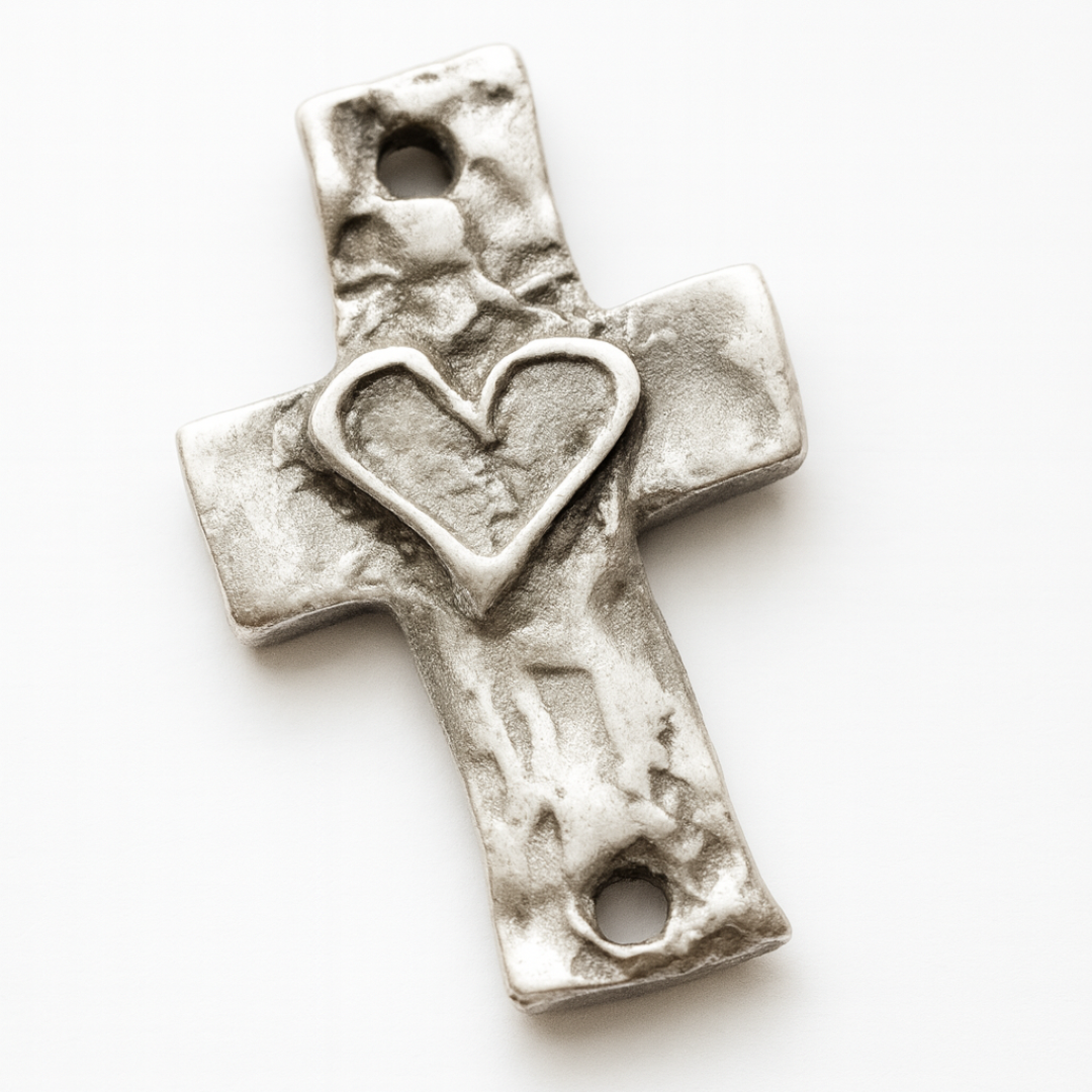 Сребърен медальон 925 „Голям масивен мъжки кръст със сърце“ – талисман на силата, вярата и закрилата | Бохо – рустик – скулптурно бижу | Арт Дива