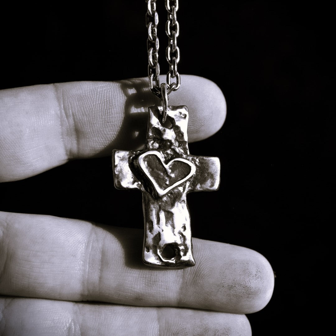 Сребърен медальон 925 „Голям масивен мъжки кръст със сърце“ – талисман на силата, вярата и закрилата | Бохо – рустик – скулптурно бижу | Арт Дива