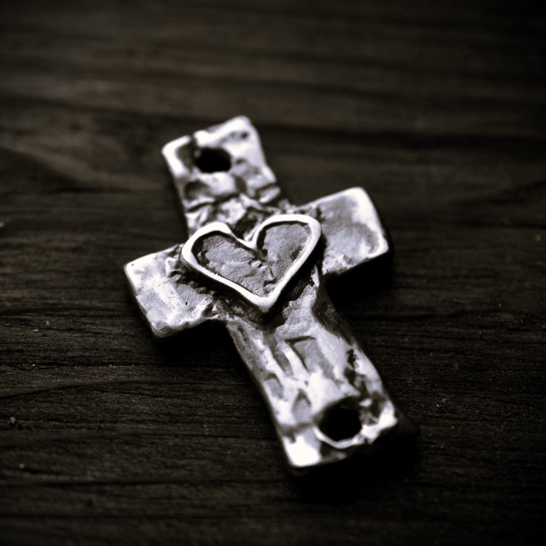 Сребърен медальон 925 „Голям масивен мъжки кръст със сърце“ – талисман на силата, вярата и закрилата | Бохо – рустик – скулптурно бижу | Арт Дива