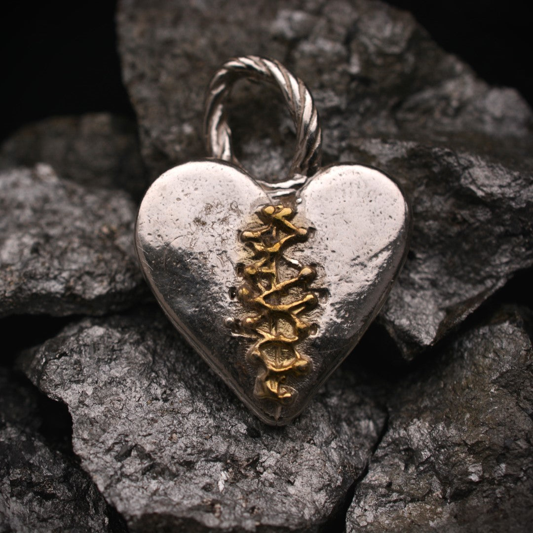 Сребърен медальон 925 „Закърпено сърце“ – талисман на любовта, надеждата и изцелението | Ръчно полирано със златни акценти | Бохо – рустик – скулптурно бижу | Art Diva