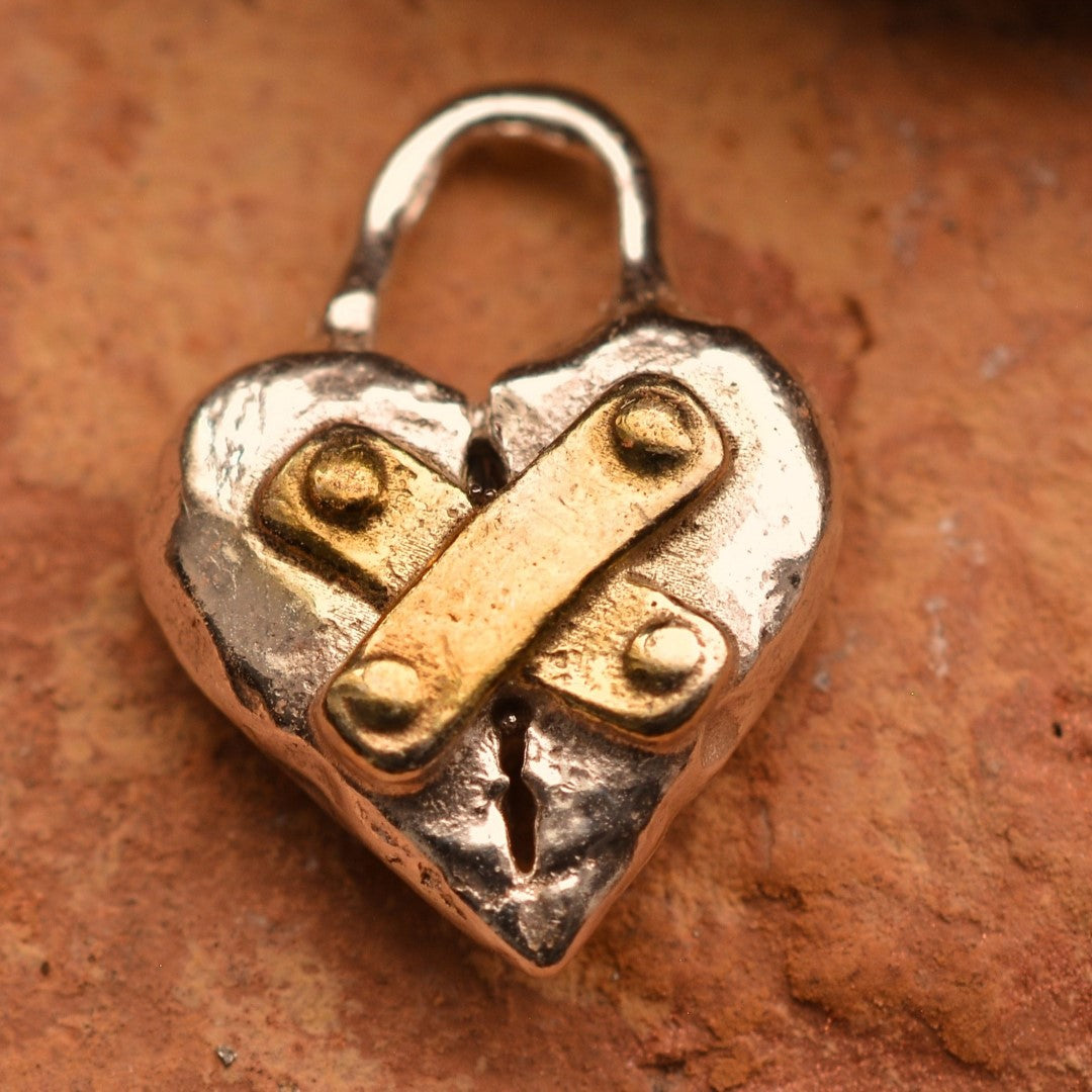 Сребърен медальон 925 „Реставрирано сърце“ – талисман за надежда и ново начало | Ръчно полирано със златни акценти | Бохо – рустик – скулптурно бижу | Арт Дива