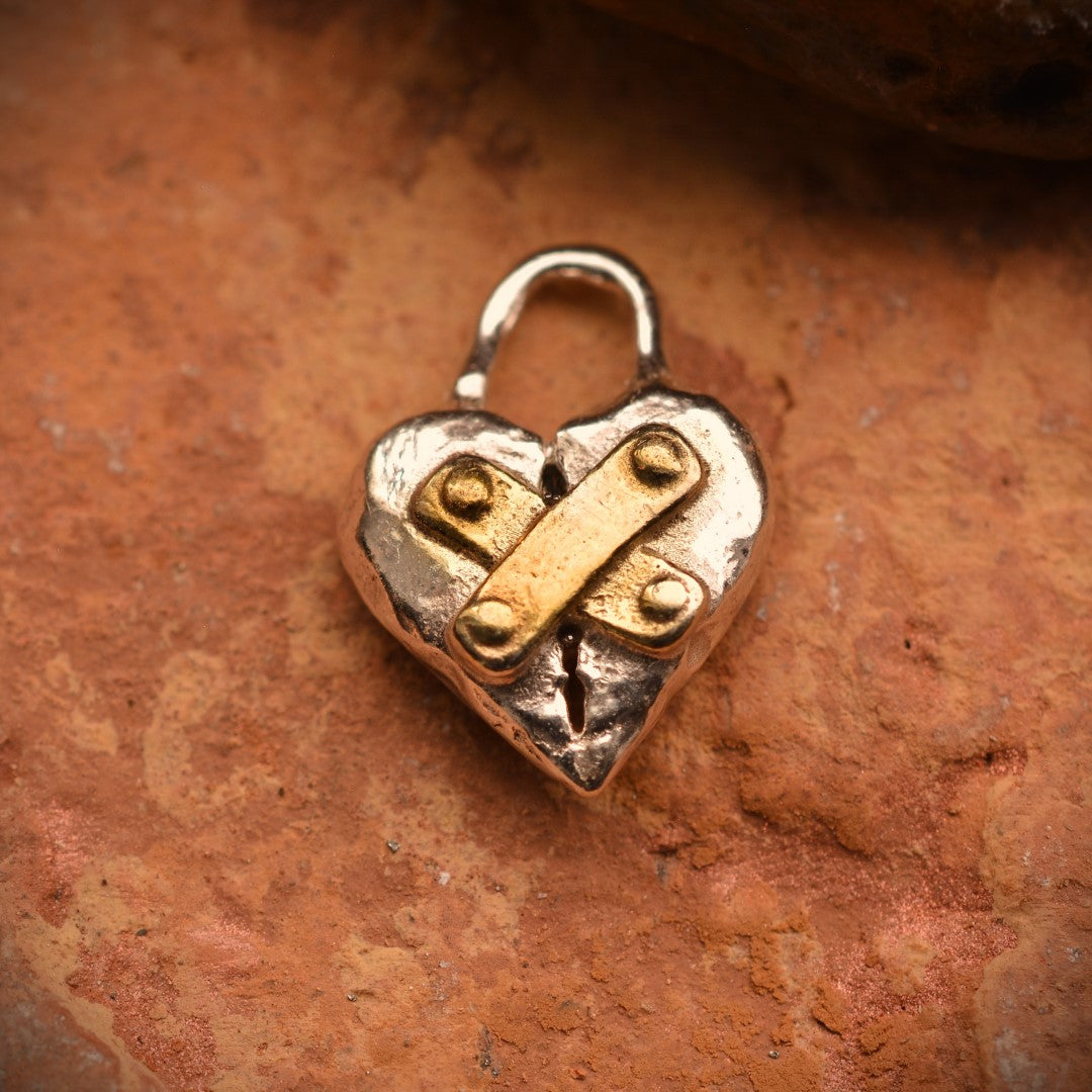 Сребърен медальон 925 „Реставрирано сърце“ – талисман за надежда и ново начало | Ръчно полирано със златни акценти | Бохо – рустик – скулптурно бижу | Арт Дива