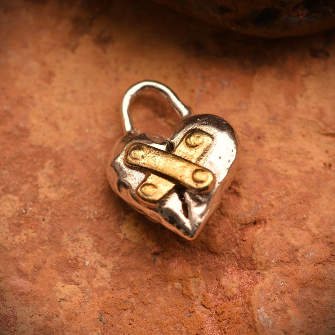 Сребърен медальон 925 „Реставрирано сърце“ – талисман за надежда и ново начало | Ръчно полирано със златни акценти | Бохо – рустик – скулптурно бижу | Арт Дива