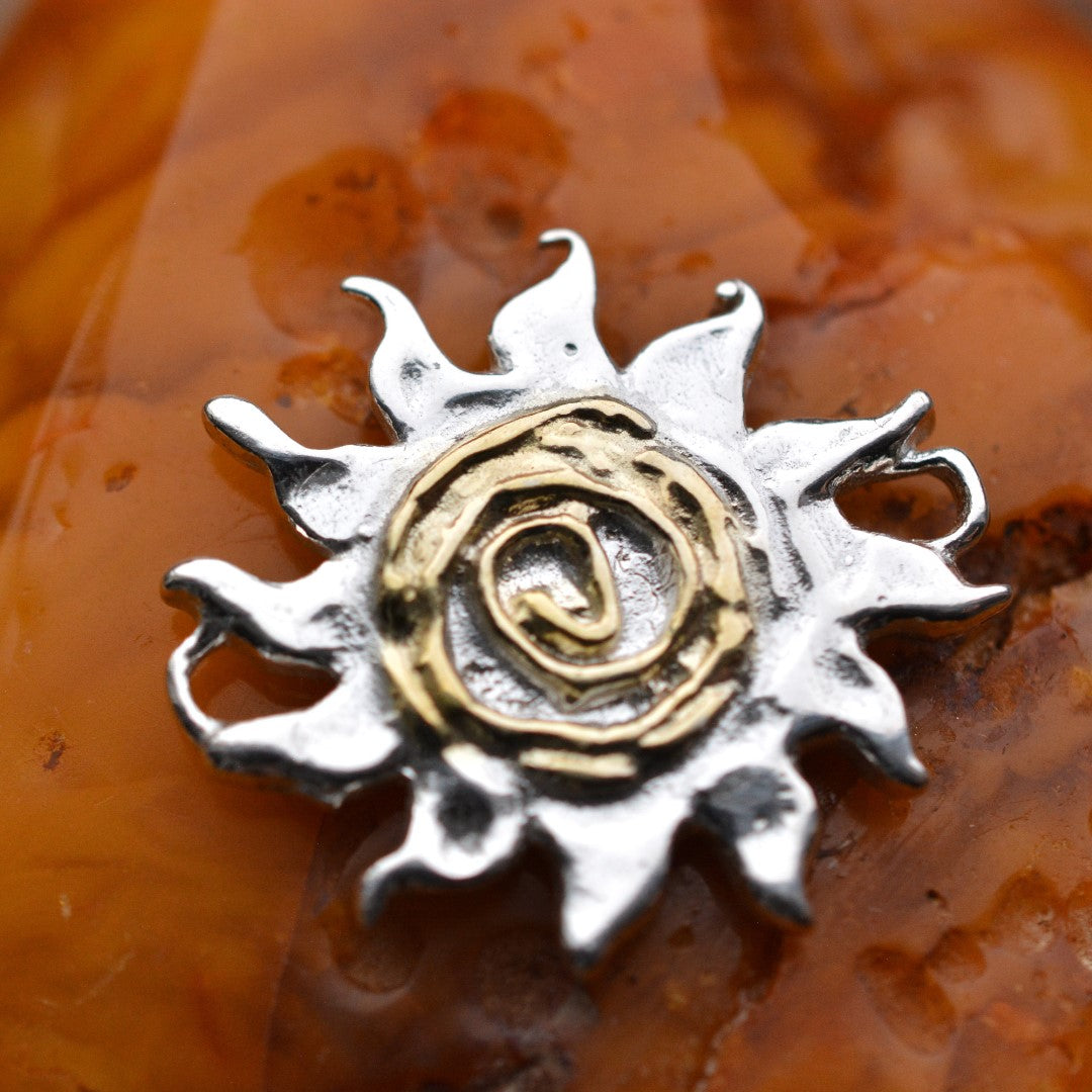 Сребърен медальон 925 със слънчев символ и златни акценти, талисман на светлина и енергия, ръчно изработено бохо-рустик скулптурно бижу от Арт Дива.