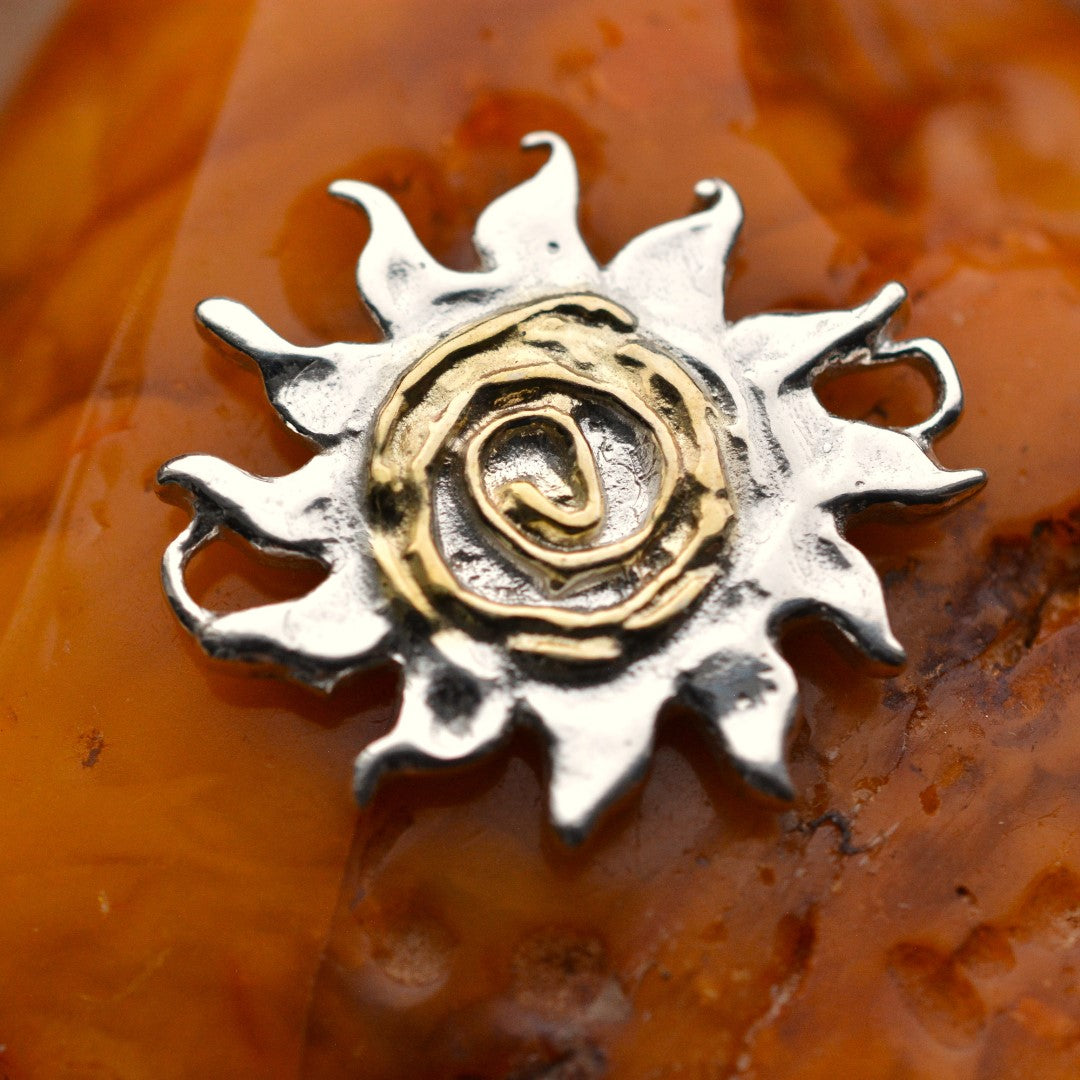 Сребърен медальон 925 „Слънчев спирален символ“ – талисман на енергията, светлината и вътрешната сила | Бохо – рустик – скулптурно бижу | Арт Дива