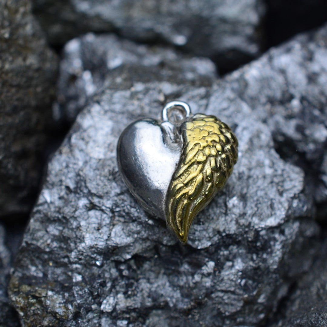 Сребърен медальон 925 „Ангелско сърце“ – символ на обич и закрила | Бохо – рустик – скулптурно бижу | Арт Дива