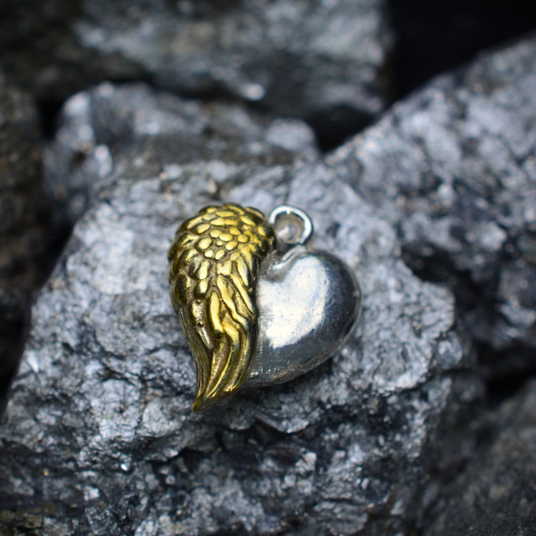 Сребърен медальон 925 „Ангелско сърце“ – символ на обич и закрила | Бохо – рустик – скулптурно бижу | Арт Дива