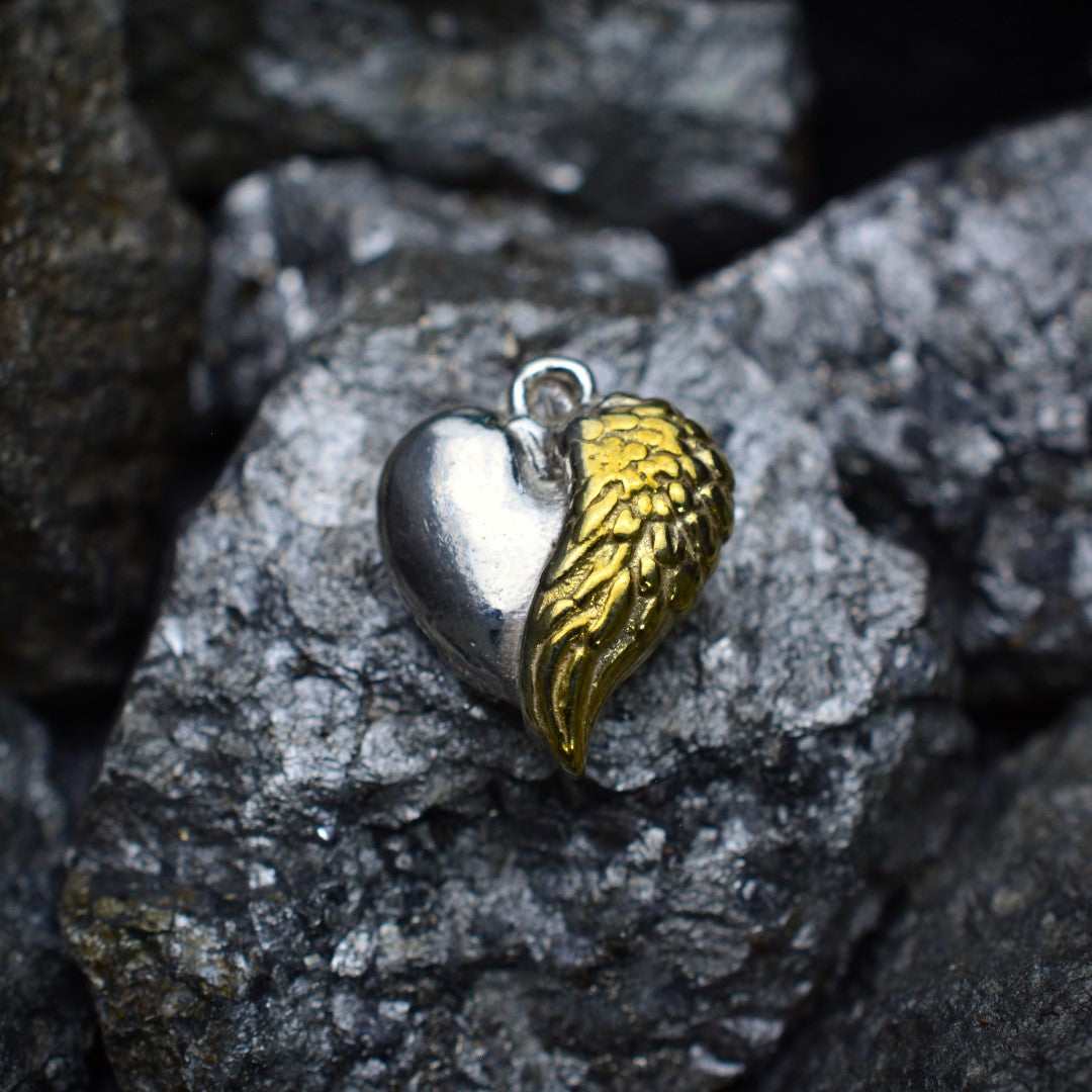 Сребърен медальон 925 „Ангелско сърце“ – символ на обич и закрила | Бохо – рустик – скулптурно бижу | Арт Дива