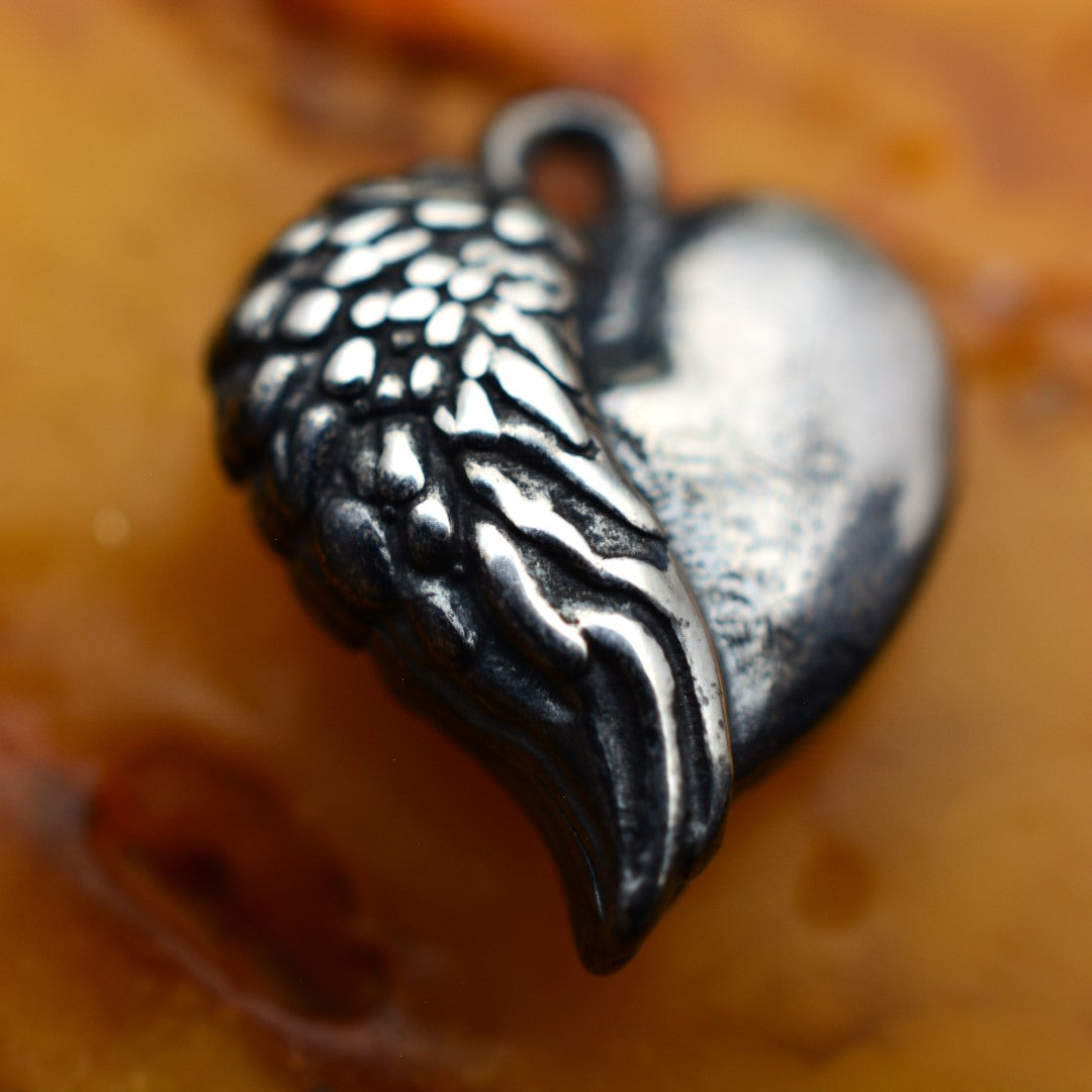 Сребърен медальон 925 „Ангелско сърце“ – символ на обич и закрила | Бохо – рустик – скулптурно бижу | Арт Дива