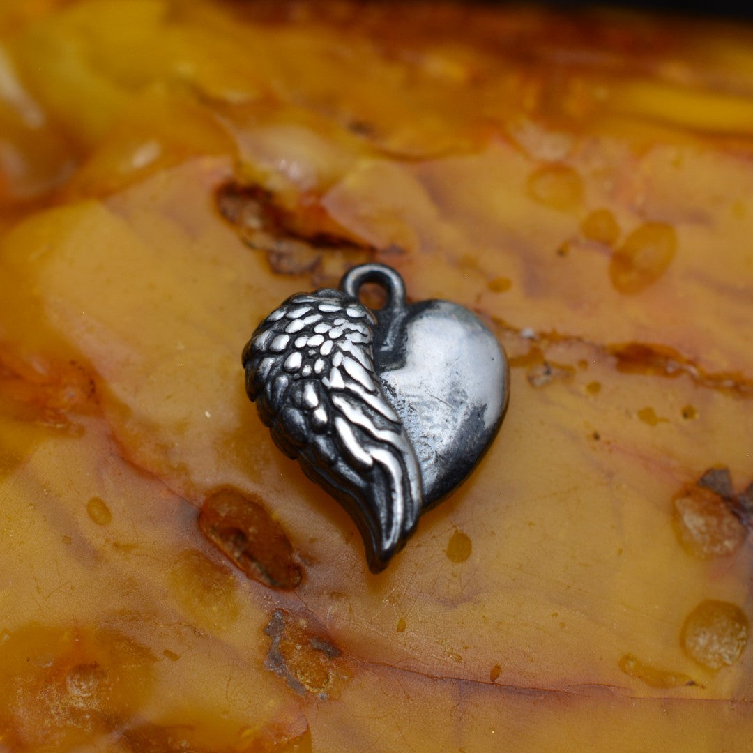 Сребърен медальон 925 „Ангелско сърце“ – символ на обич и закрила | Бохо – рустик – скулптурно бижу | Арт Дива