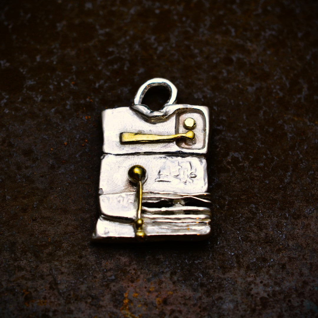 Сребърен медальон 925 „Архитектурна абстракция“ – със златни акценти | Скулптурно бохо–рустик бижу | Арт Дива