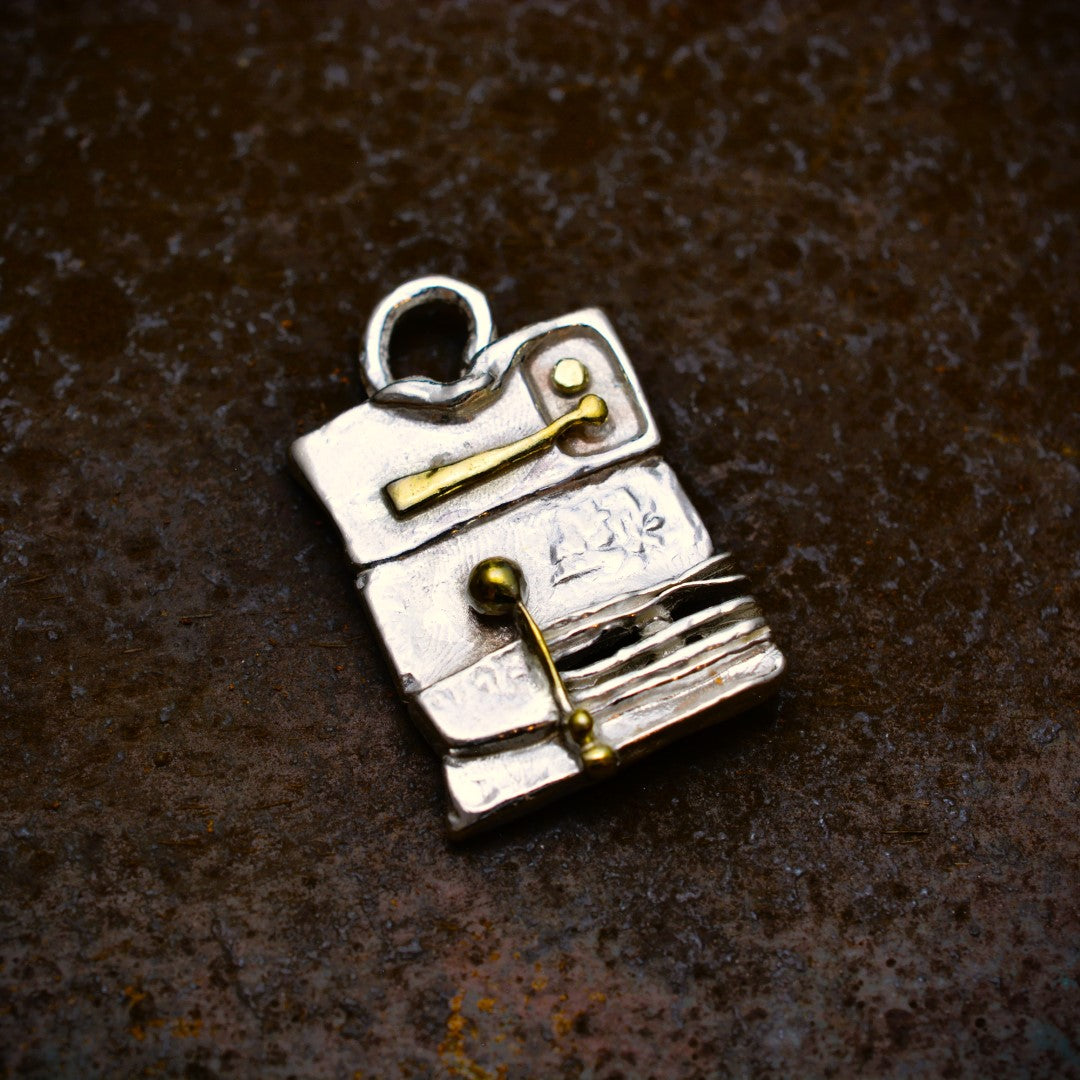 Сребърен медальон 925 „Архитектурна абстракция“ – със златни акценти | Скулптурно бохо–рустик бижу | Арт Дива