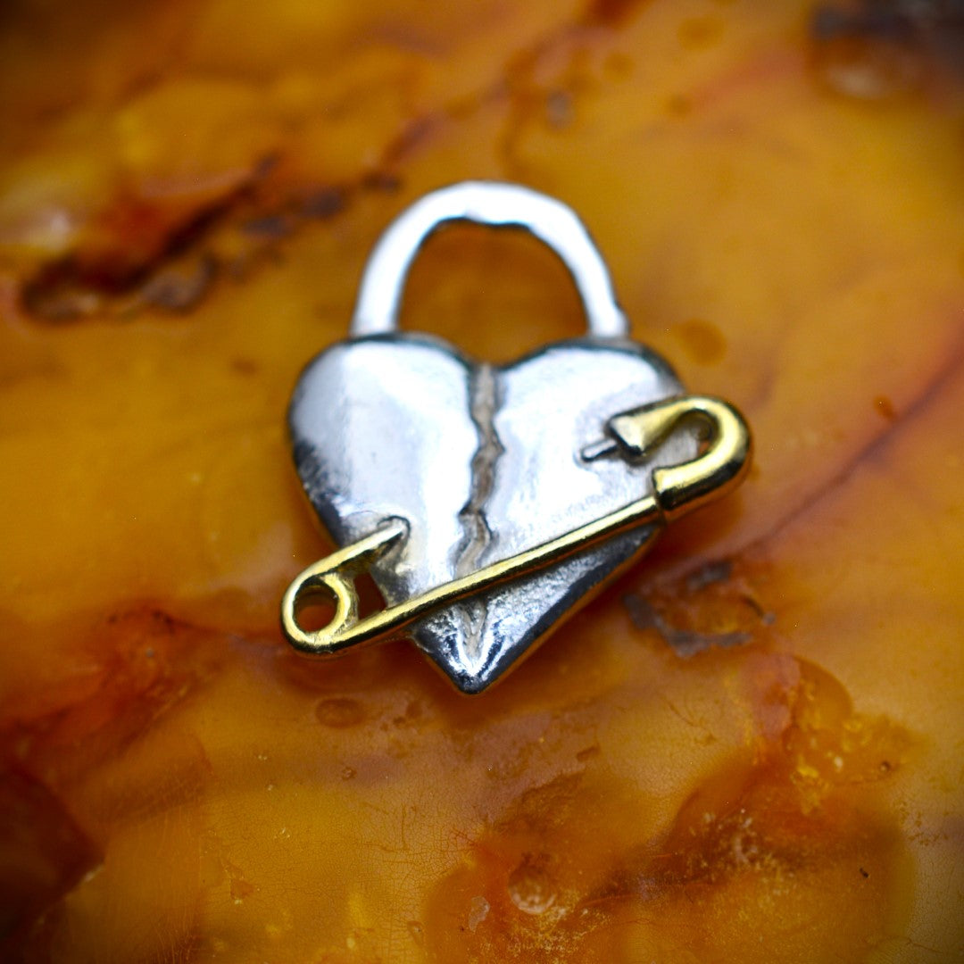 Сребърен медальон 925 „Наранено сърце“ със златни акценти | Бохо – рустик – скулптурно бижу | Арт Дива