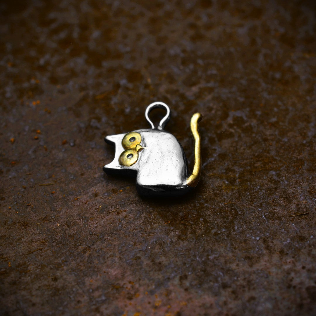 Сребърен медальон 925 „Писана“ – бижу за любители на котки и животни | Бохо – рустик – скулптурно бижу | Арт Дива