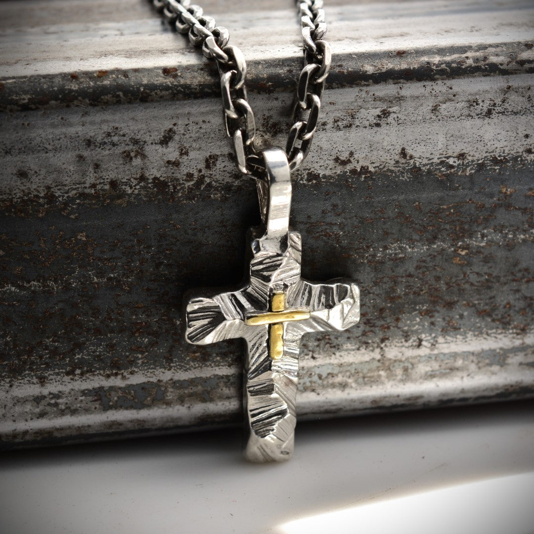 Сребърен медальон 925 „Релефен кръст със златни акценти“ | Символ на вяра и вътрешна сила | Бохо – рустик – скулптурно бижу | Арт Дива