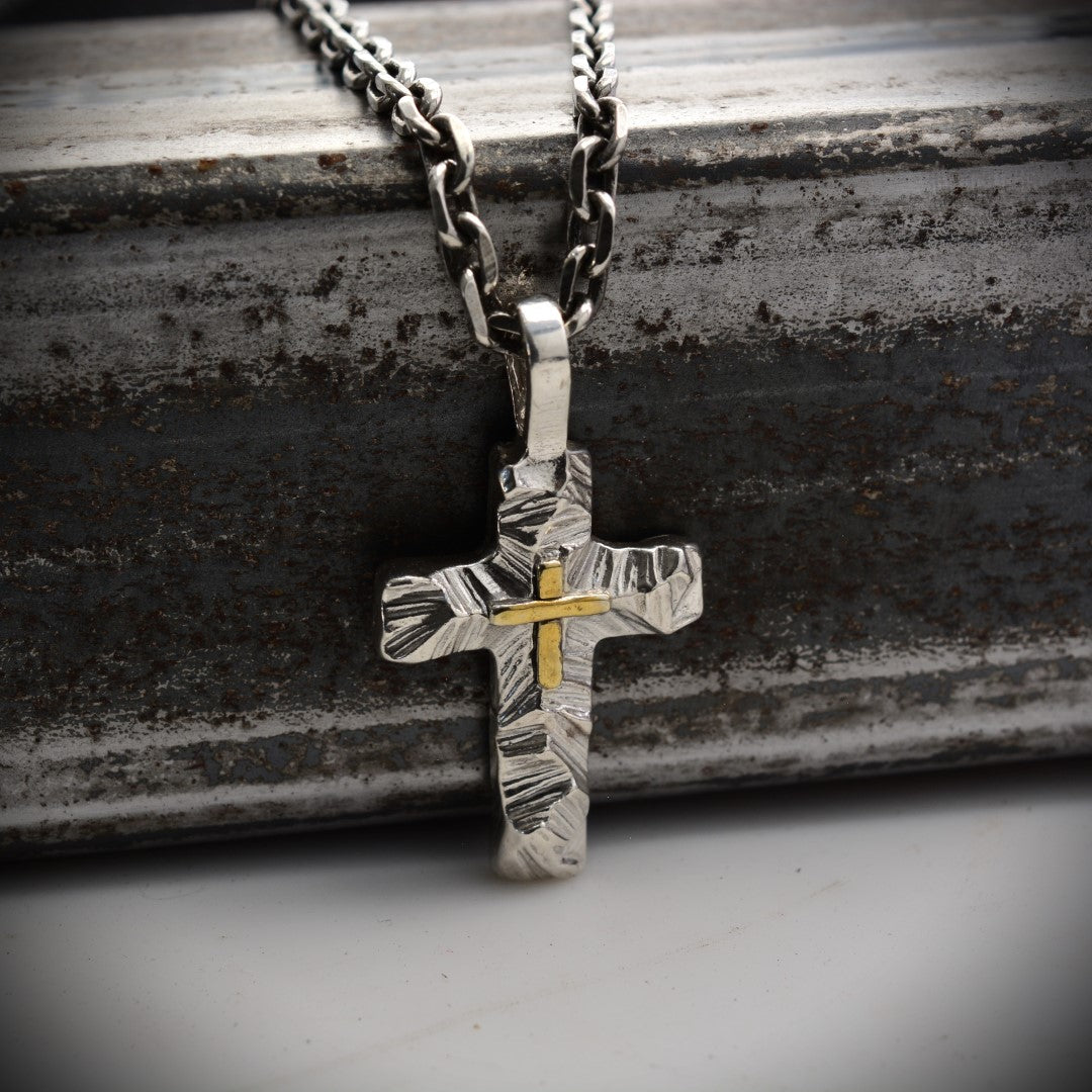 Сребърен медальон 925 „Релефен кръст със златни акценти“ | Символ на вяра и вътрешна сила | Бохо – рустик – скулптурно бижу | Арт Дива