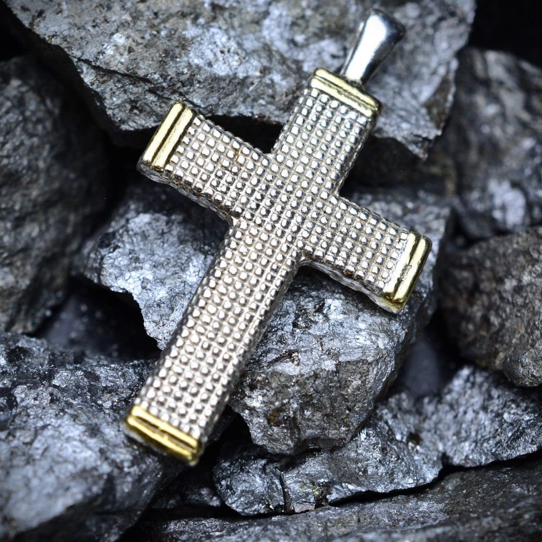 Сребърен медальон 925 „Кръст с орнаментика“ – талисман за вяра и закрила със златни акценти | Бохо – Рустик – Скулптурно бижу | Арт Дива