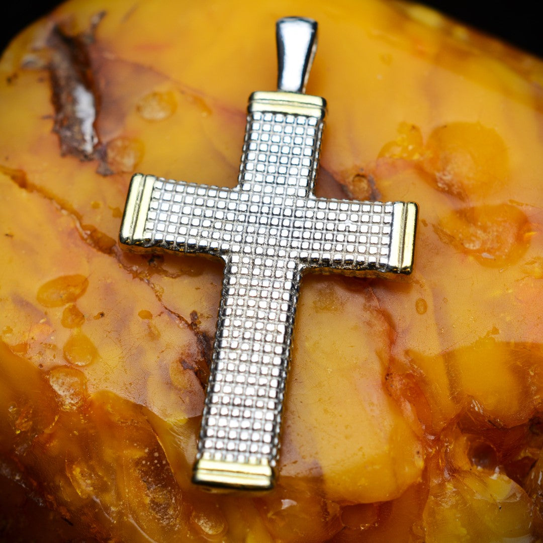 Сребърен медальон 925 „Кръст с орнаментика“ – талисман за вяра и закрила със златни акценти | Бохо – Рустик – Скулптурно бижу | Арт Дива