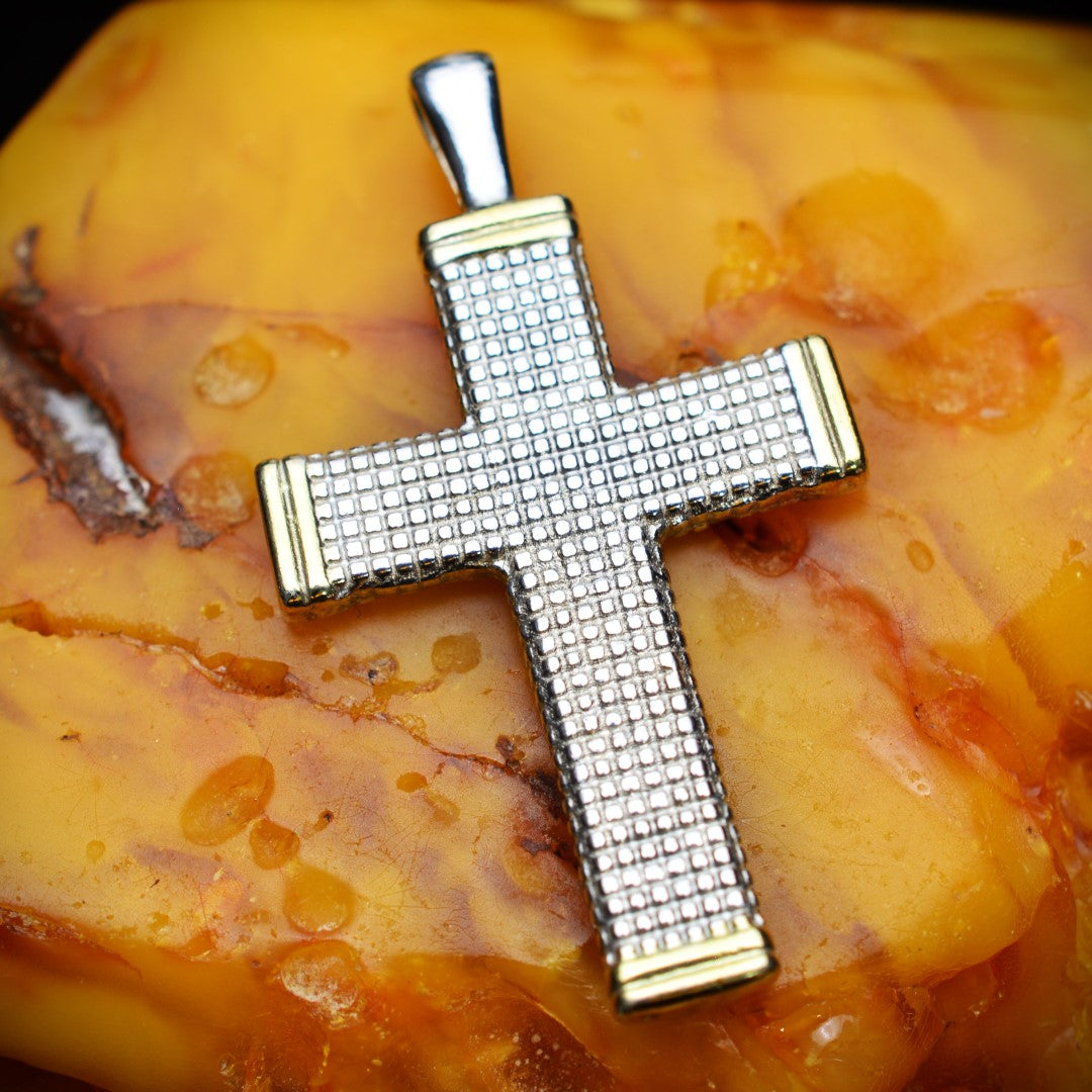 Сребърен медальон 925 „Кръст с орнаментика“ – талисман за вяра и закрила със златни акценти | Бохо – Рустик – Скулптурно бижу | Арт Дива