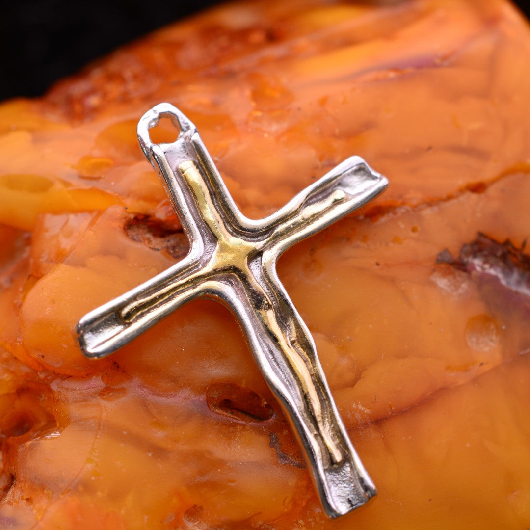 Сребърен медальон 925 „Кръст с огнена линия“ – символ на вяра и сила | Бохо – рустик – скулптурно бижу | Арт Дива