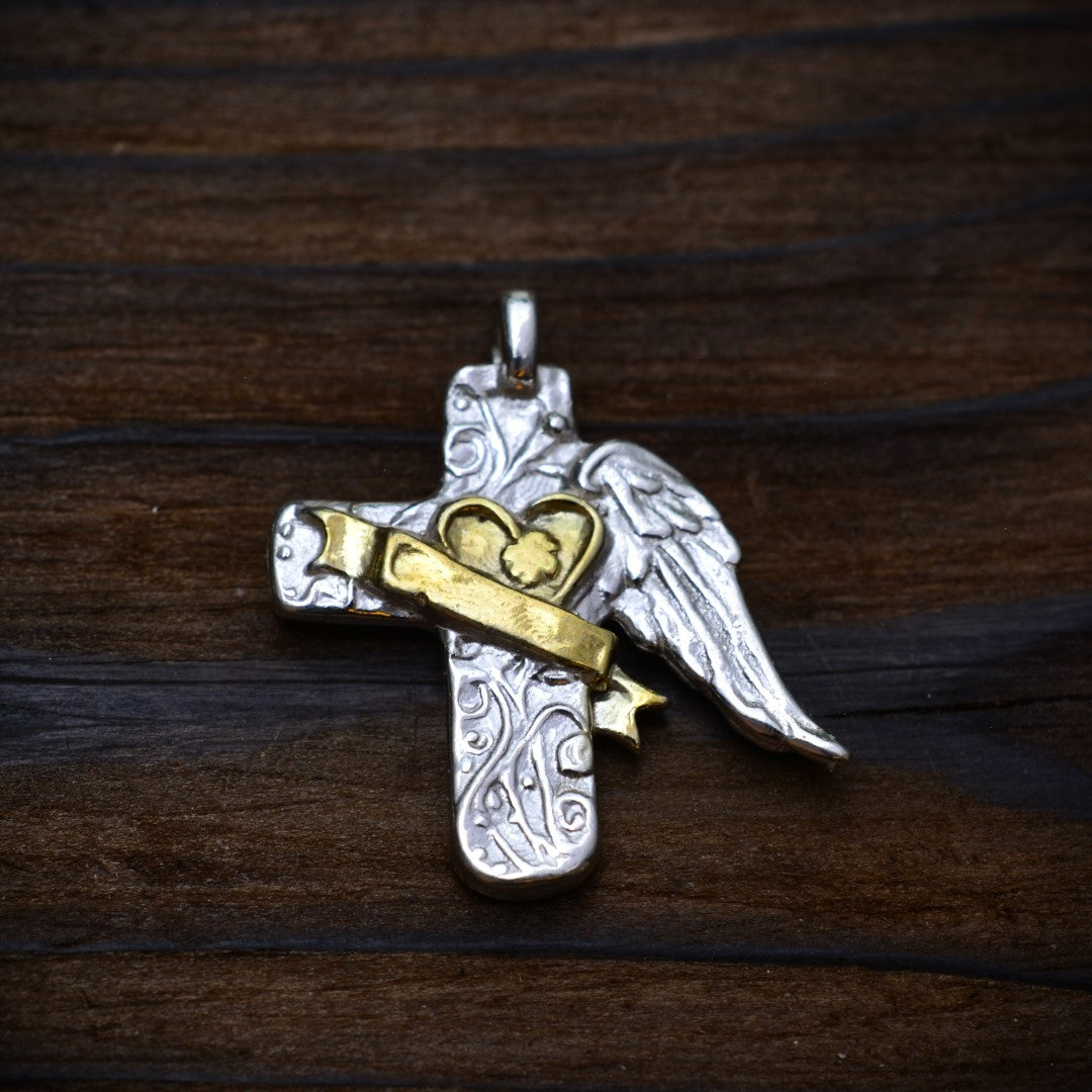 Сребърен медальон 925 „Ангелски Кръст със Сърце“ | Златни акценти | Бохо-рустик скулптурно бижу | Арт Дива