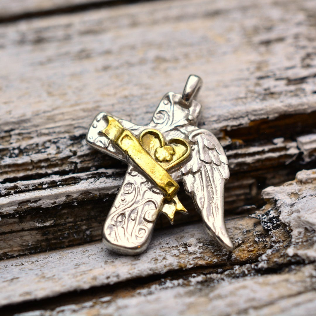 Сребърен медальон 925 „Ангелски Кръст със Сърце“ | Златни акценти | Бохо-рустик скулптурно бижу | Арт Дива