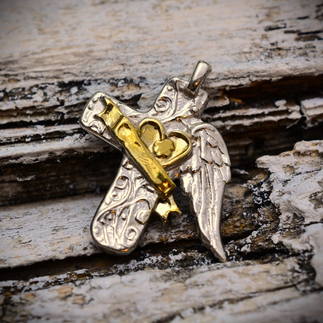 Сребърен медальон 925 „Ангелски Кръст със Сърце“ | Златни акценти | Бохо-рустик скулптурно бижу | Арт Дива