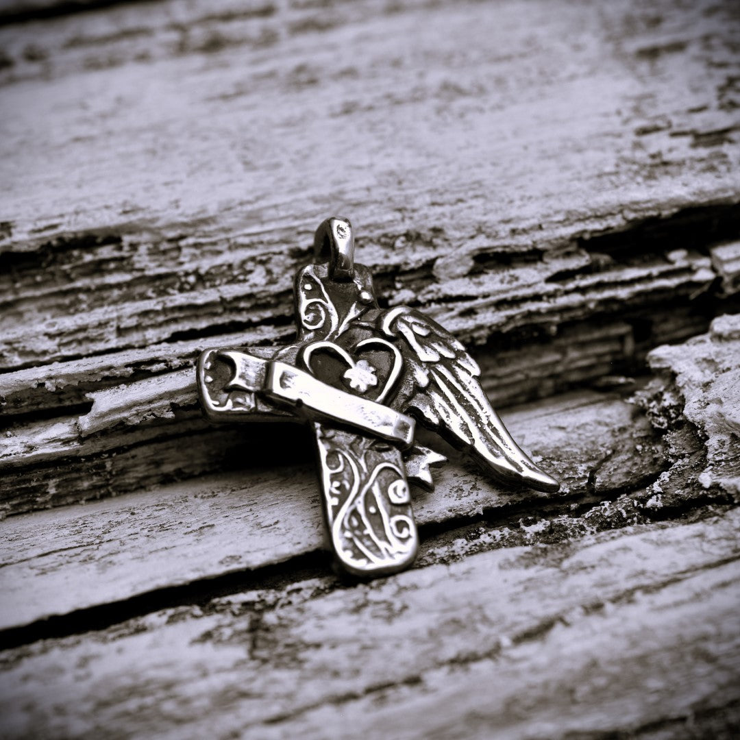 Сребърен медальон 925 „Ангелски Кръст със Сърце“ | Оксидирано покритие | Бохо–рустик скулптурно бижу | Арт Дива