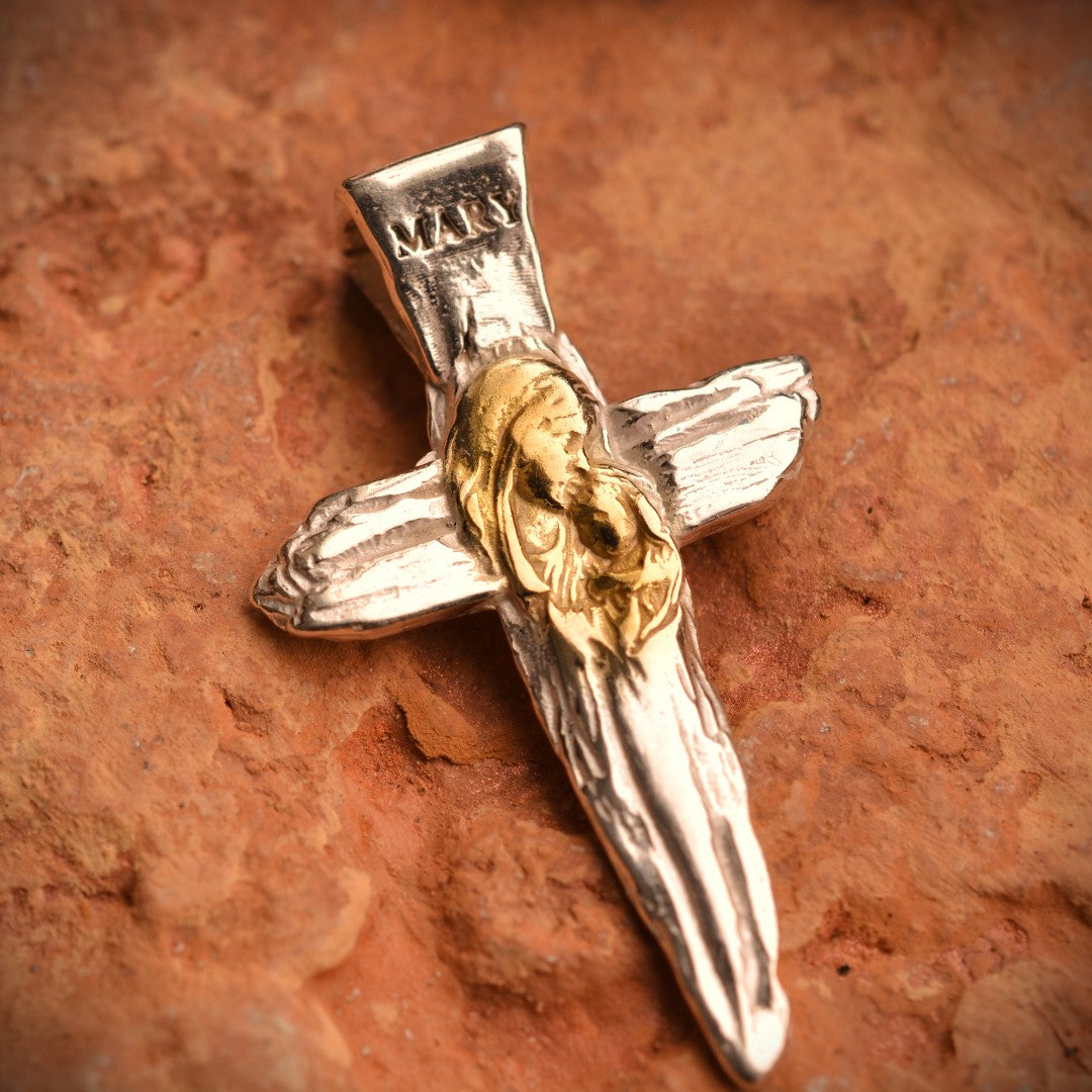 Сребърен медальон 925 „Кръст с Дева Мария и Младенеца“ – талисман на вярата, майчината закрила и духовната сила | Ръчно полирано със златни акценти | Бохо – рустик – скулптурно бижу | Арт Дива
