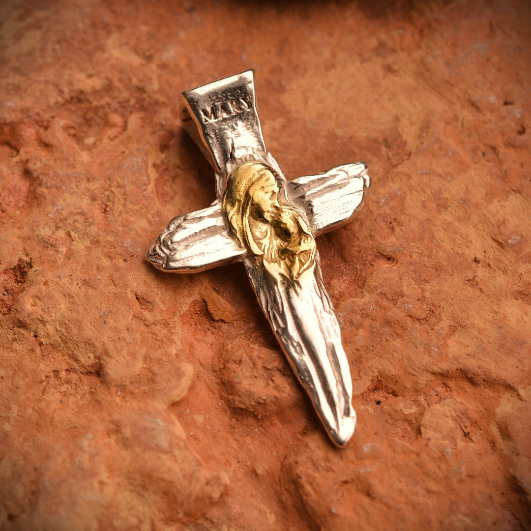 Сребърен медальон 925 „Кръст с Дева Мария и Младенеца“ – талисман на вярата, майчината закрила и духовната сила | Ръчно полирано със златни акценти | Бохо – рустик – скулптурно бижу | Арт Дива