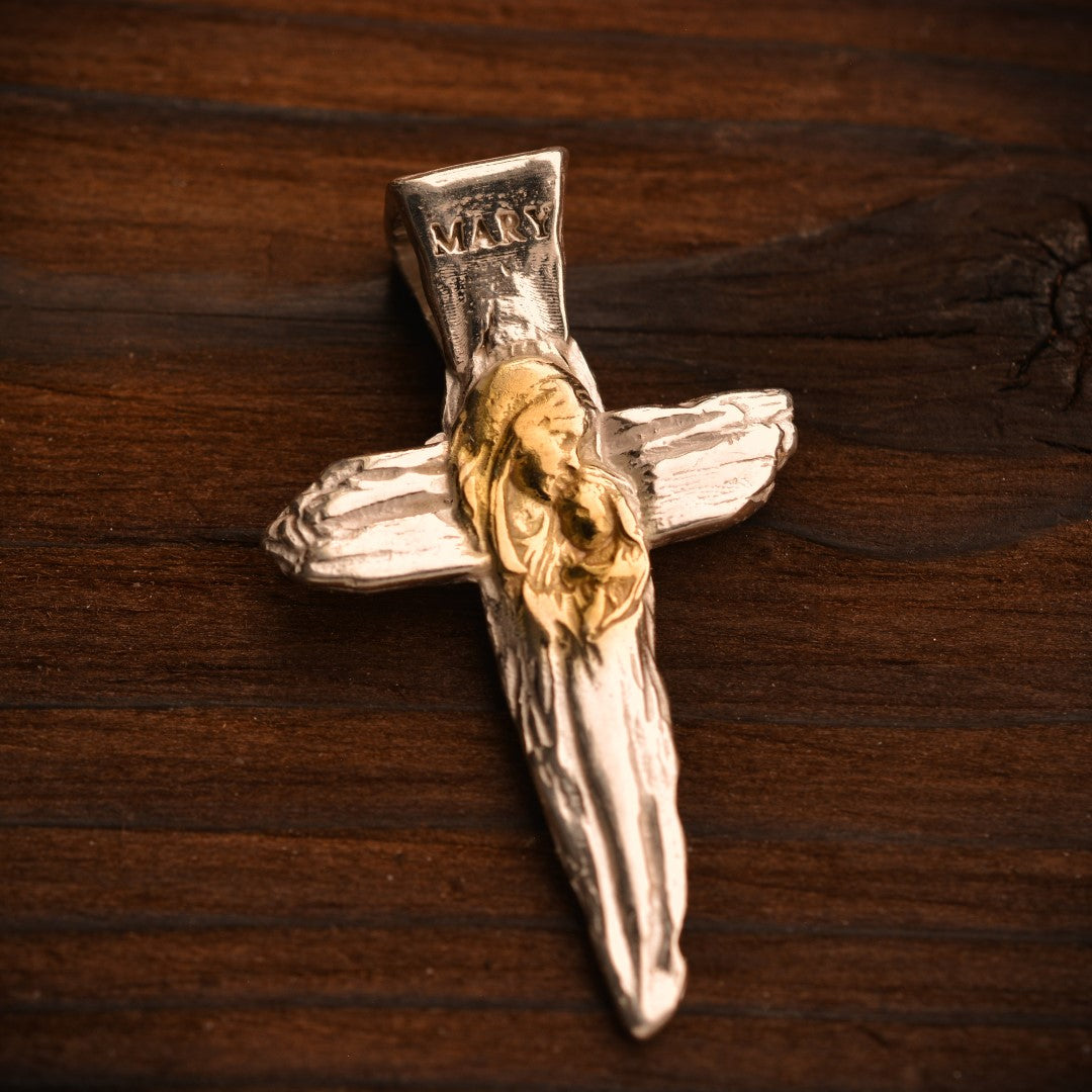 Сребърен медальон 925 „Кръст с Дева Мария и Младенеца“ – талисман на вярата, майчината закрила и духовната сила | Ръчно полирано със златни акценти | Бохо – рустик – скулптурно бижу | Арт Дива