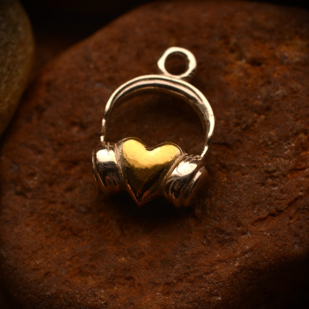 Сребърен медальон 925 със златно сърце и слушалки – ръчно изработено бохо-рустик бижу, символ на любов към музиката от ArtDiva.