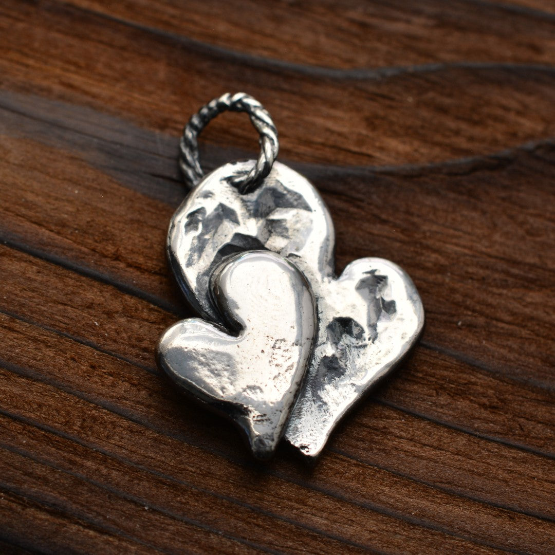 Сребърен медальон 925 „Двойно сърце“ | Бохо–рустик скулптурно бижу | Арт Дива