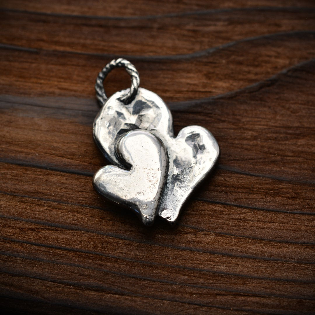 Сребърен медальон 925 „Двойно сърце“ | Бохо–рустик скулптурно бижу | Арт Дива