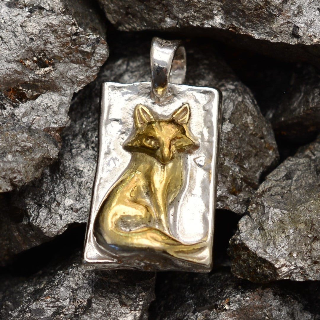 Сребърен медальон 925 лисица със златни акценти – ръчно изработено бохо-рустик скулптурно бижу от Арт Дива, символ на интуиция и грация.