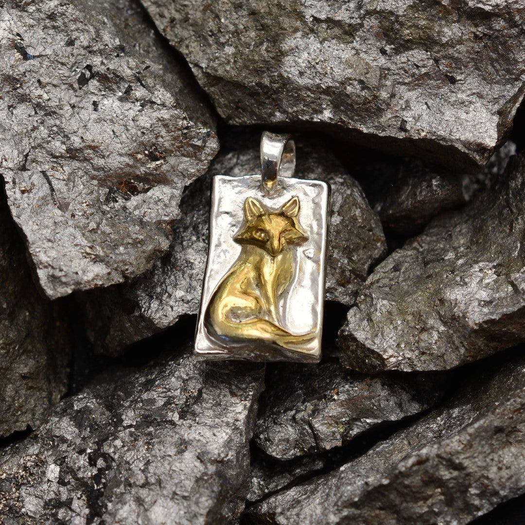 Сребърен медальон 925 „Лисица“ – символ на интуиция и грация | Ръчно изработено скулптурно бижу със златни акценти | Арт Дива