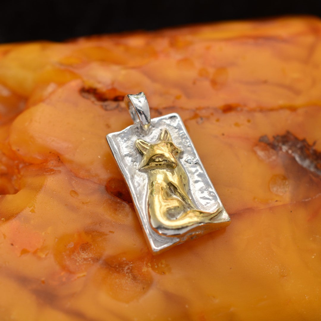 Сребърен медальон 925 „Лисица“ – символ на интуиция и грация | Ръчно изработено скулптурно бижу със златни акценти | Арт Дива