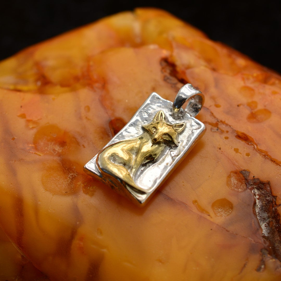 Сребърен медальон 925 „Лисица“ – символ на интуиция и грация | Ръчно изработено скулптурно бижу със златни акценти | Арт Дива