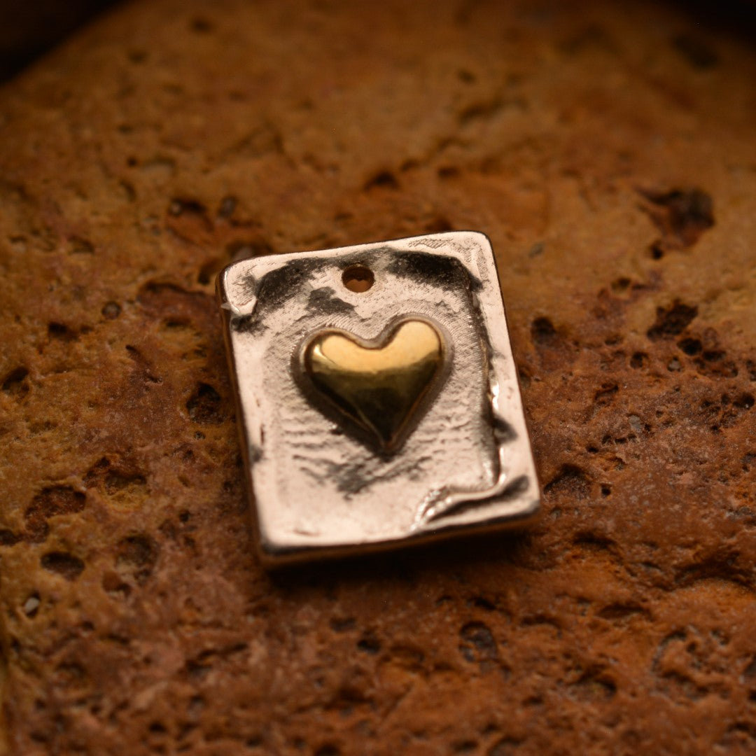 Сребърен медальон 925 „Златно сърце“ – ръчно изработен талисман за любов | Бохо – Рустик – Скулптурно бижу | Арт Дива