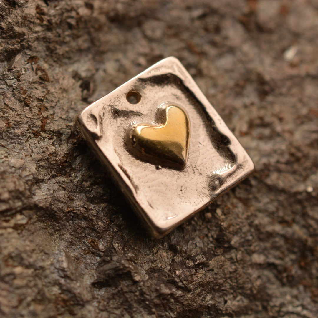 Сребърен медальон 925 „Златно сърце“ – ръчно изработен талисман за любов | Бохо – Рустик – Скулптурно бижу | Арт Дива