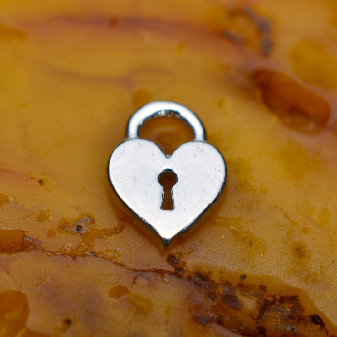 Сребърен медальон 925 „Сърце-катинар“ – талисман на любовта и защитата | Бохо – рустик – скулптурно бижу | Арт Дива