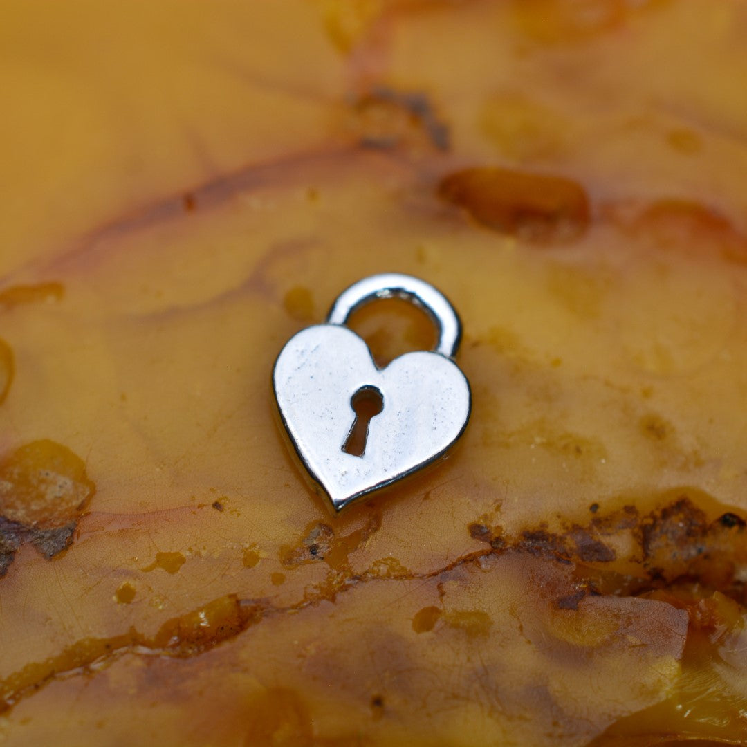 Сребърен медальон 925 „Сърце-катинар“ – талисман на любовта и защитата | Бохо – рустик – скулптурно бижу | Арт Дива