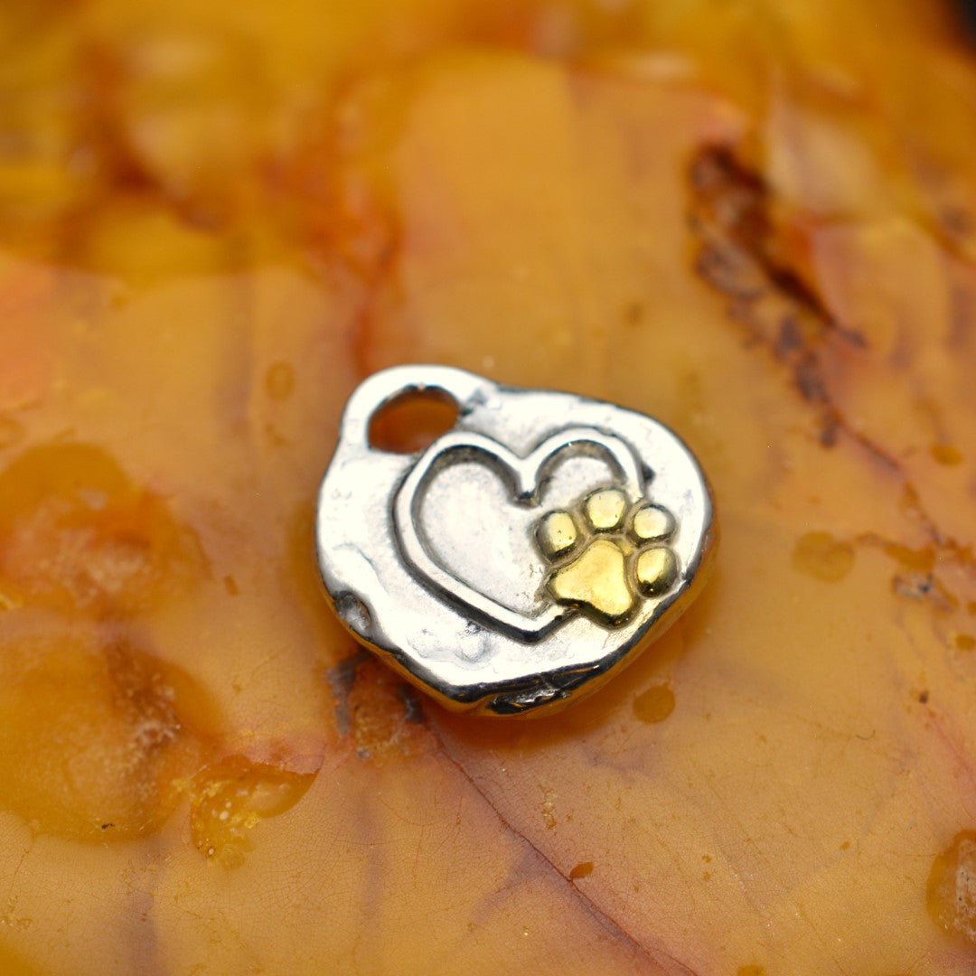 Сребърен медальон 925 „Лапичка в сърце“ – талисман за обич към животните със златни акценти | Бохо – Рустик – Скулптурно бижу | Арт Дива